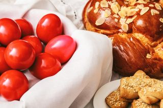 Στήνουν στη Βουλή καβγά για τα κόκκινα αυγά